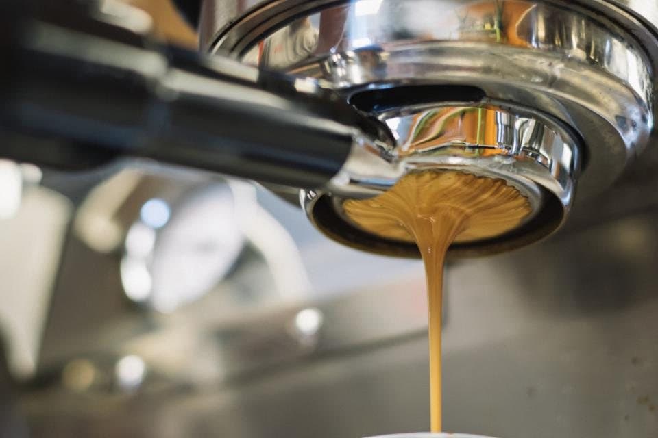 Pha espresso tại nhà với máy nhỏ sao cho ngon