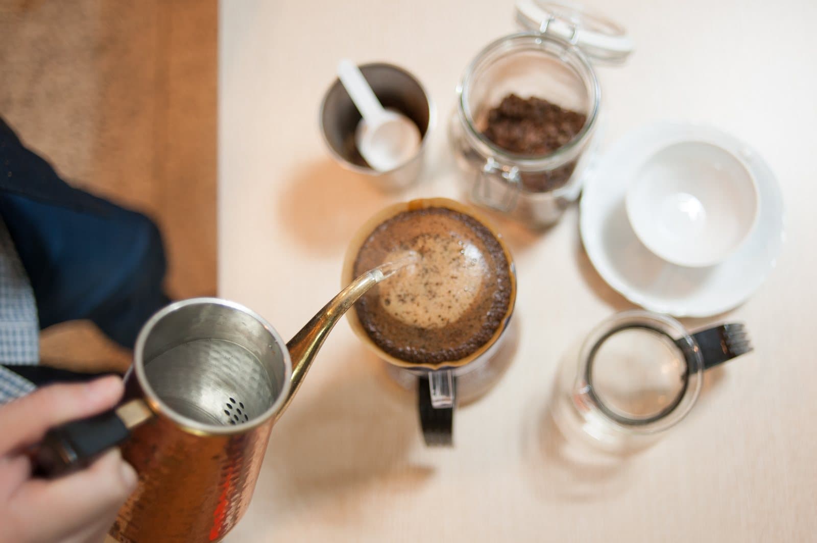 Rót nước từ ấm cổ ngỗng pha pour-over